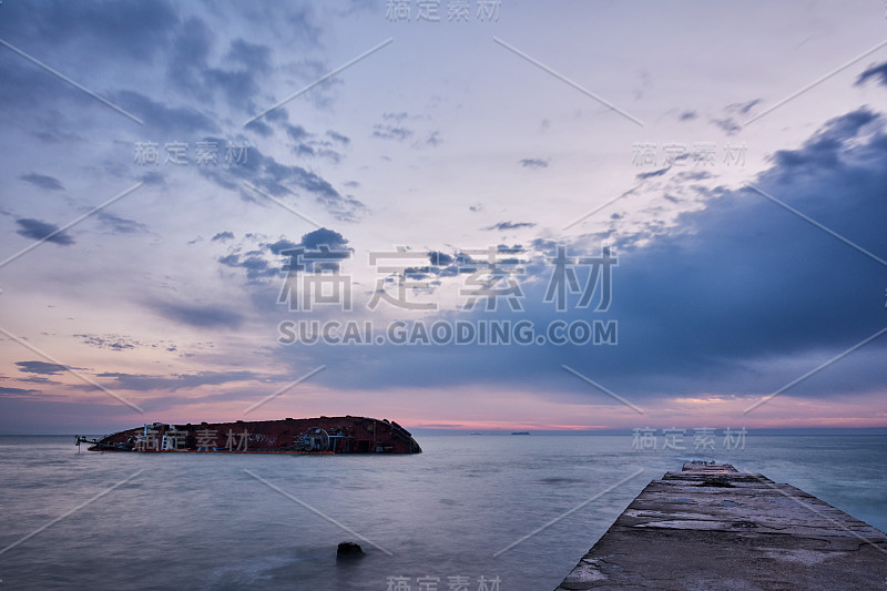 一艘油轮在乌克兰敖德萨海岸附近的风暴中沉没。船在海滩附近搁浅了。景观在黎明时分。