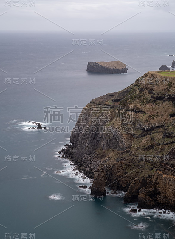 亚速尔群岛圣米格尔岛的岩石海岸