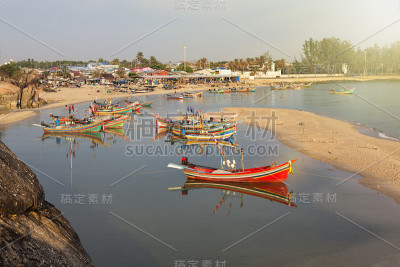 以渔村为背景的海上渔船