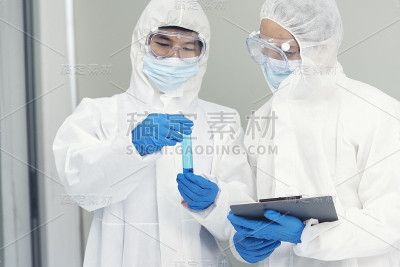 两名亚洲科学家团队在实验室研究化学科学试管实验生物技术抗体样本培养抗covid-19病毒疫苗。科学家