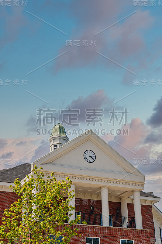 黄昏时建筑表面的时钟
