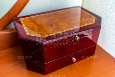 漂亮的桃花心木首饰盒