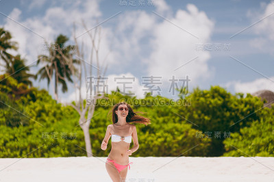 岛上海滩上的美女