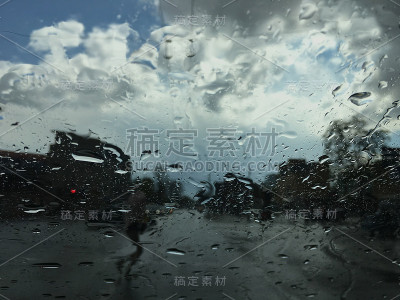 水滴在车窗玻璃上，雨在城市里。