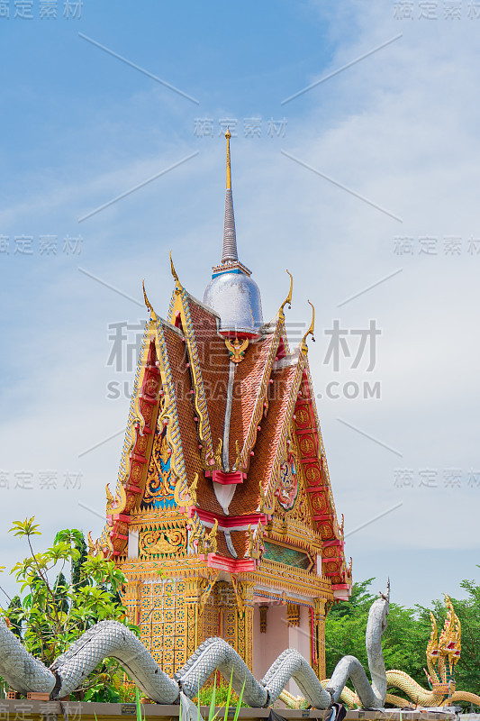 那座白塔在寺庙的大门上。