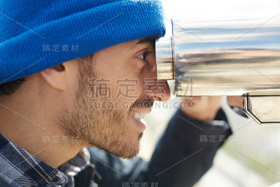 年轻游客使用投币望远镜