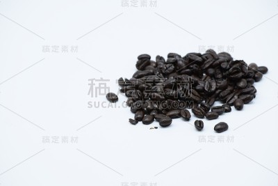 近距离的深色烤咖啡豆对白色的背景