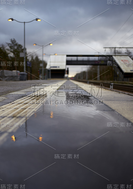 空火车站在一个雨天和潮湿的日子与思考