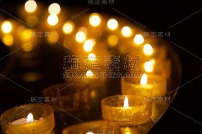茶点蜡烛排成一排点燃