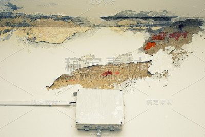 水管泄漏损坏天花板。住房问题的概念