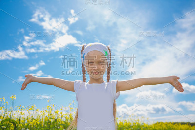 小女孩在油菜地里
