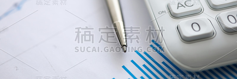 白色计算器和银色钢笔躺在纸图表
