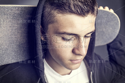 滑板男孩