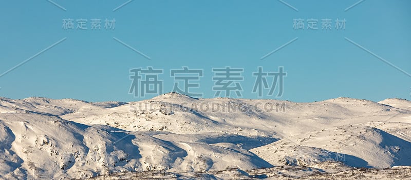 挪威冬季，山地景观有雪。全景。