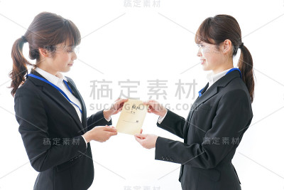 年轻女性薪酬形象