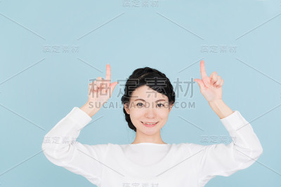 年轻女子指着复印区