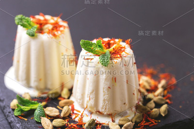 印度冰淇淋甜点，加藏红花，薄荷，坚果的冰淇淋