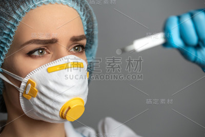 护士拿着血样。