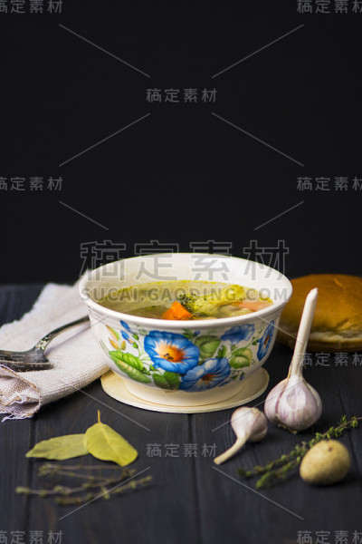 荞麦绿汤，鸡肉，花椰菜和蔬菜