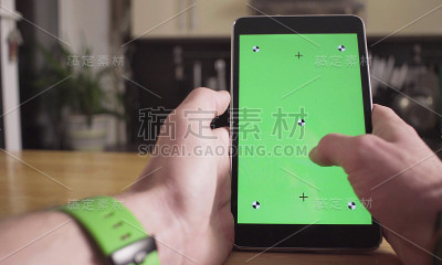男性的手在平板电脑上滚动