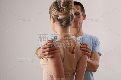 正在接受脊椎矫正/理疗的女性。女性患者体位矫正，脊柱侧凸检查。