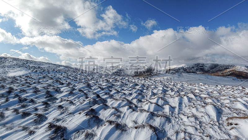 壮丽的蓝天白云下的雪山斜坡景色