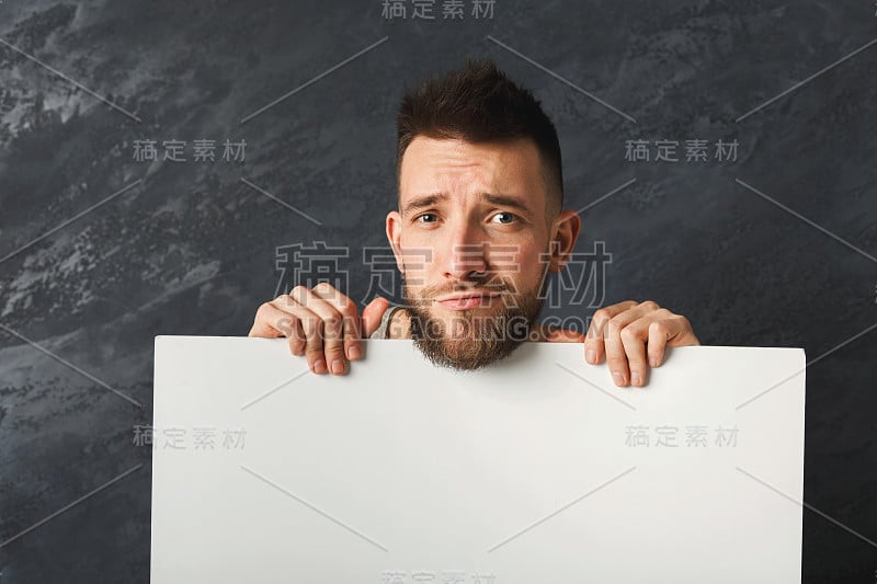 又帅又伤心的男人在工作室拿着白纸