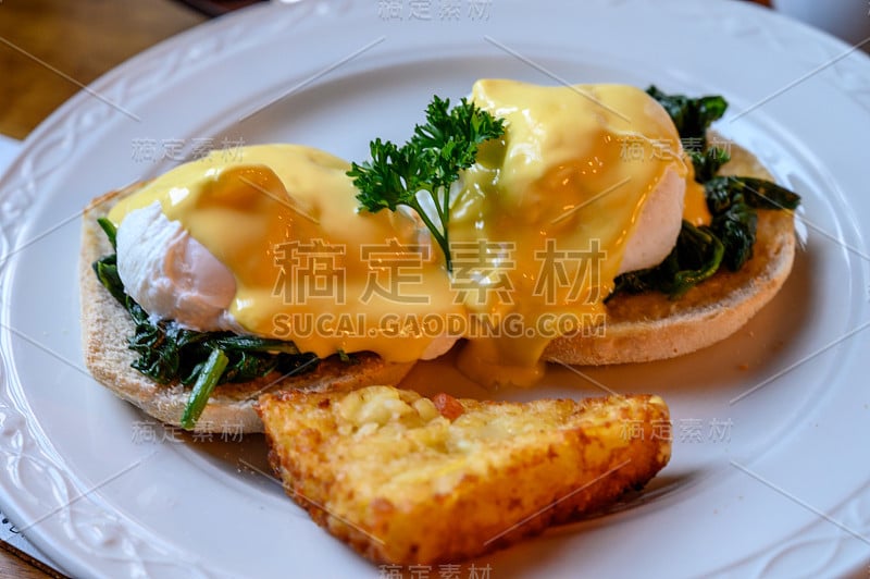 苏格兰的周末素食早午餐:两个班尼迪克松饼配菠菜和黄色荷兰酱。