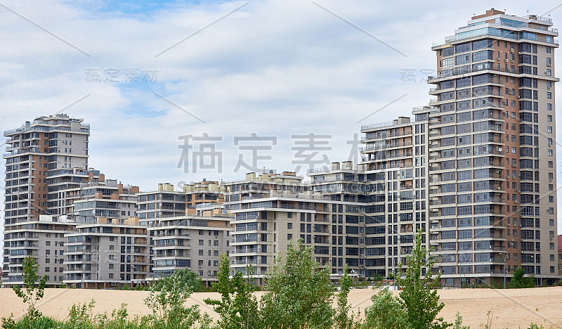 美丽的现代高大的房子靠近海滩。新住宅楼盘。特写镜头