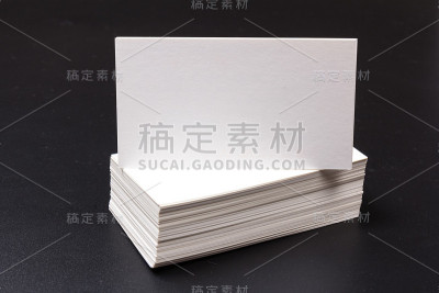 白色空白名片孤立在黑色背景。特写镜头