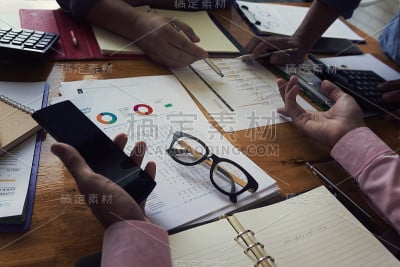 行政业务员、财务检查员和秘书作报告。