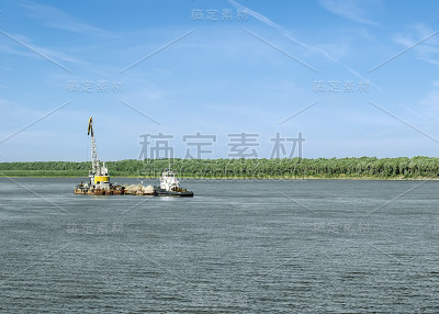 工作浮式起重机采砂