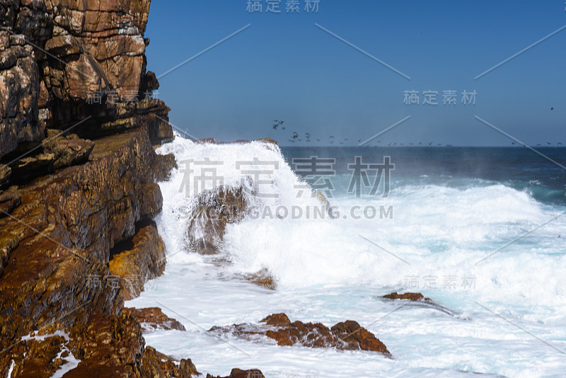 巨大的浪花打在岩石上