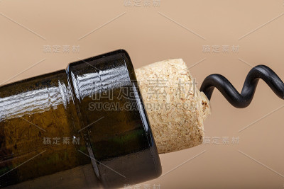 一瓶酒是用螺旋开瓶器开的
