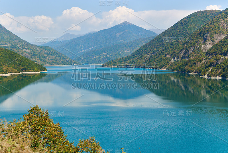 风景有山和河