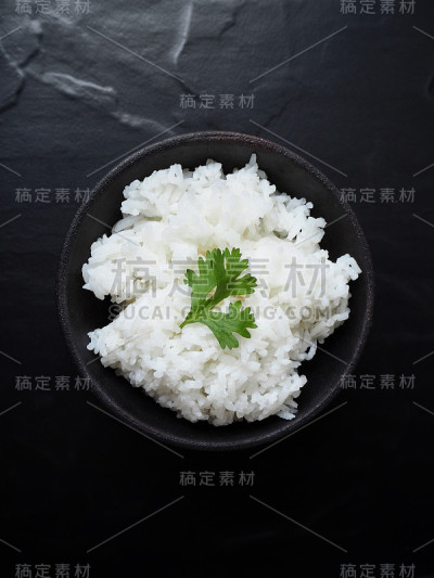 米饭在黑色的背景