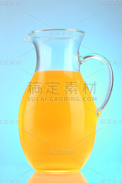 蓝色背景的橙汁。特写镜头
