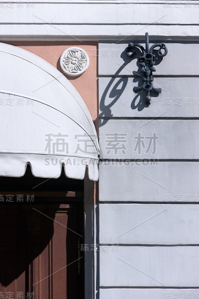 一幢旧房子的正面细节