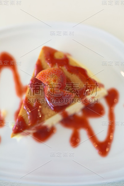草莓芝士蛋糕装饰红甜酱