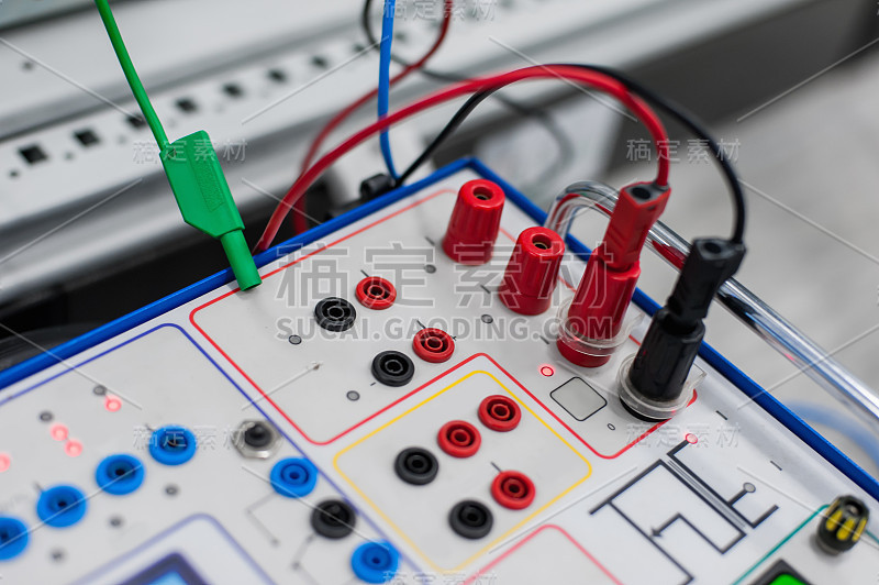 继电器测试仪设备。继电器和保护试验