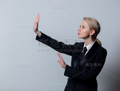 穿着经典黑色西装的女商人