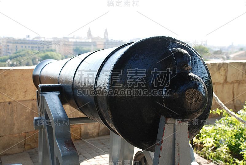 马尔他瓦莱塔(Valletta)上巴拉卡花园(Upper Barrakka Gardens)的坎农