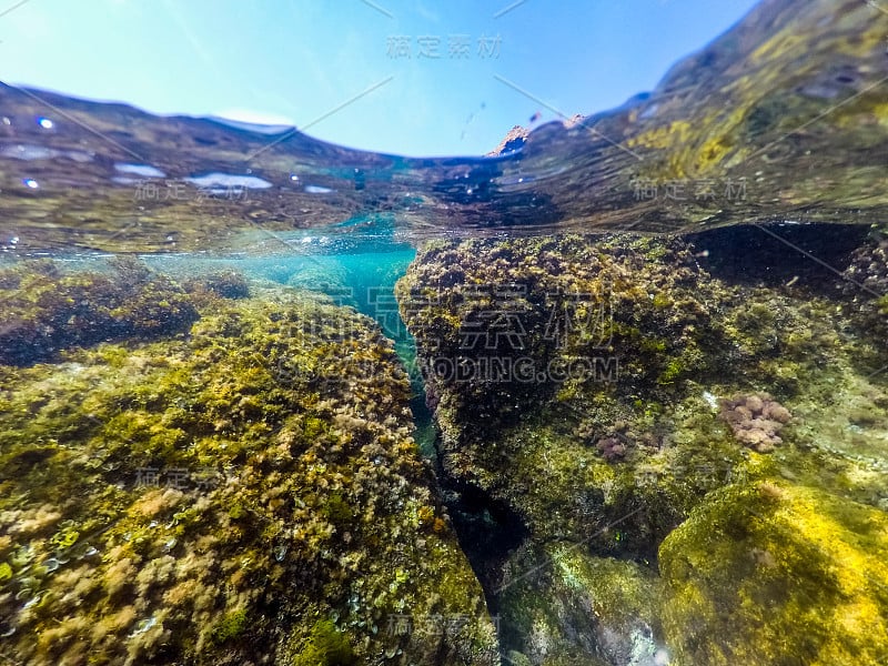 阿尔盖罗海岸的岩石和清澈的海水