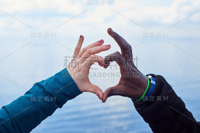 爱的象征。白色和黑色的手是心形的象征