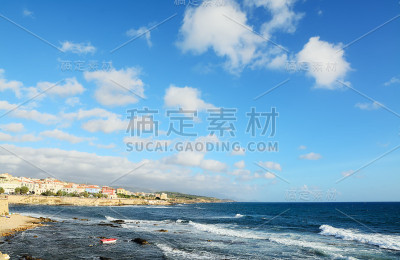 阿尔盖罗在一个刮风的日子靠岸
