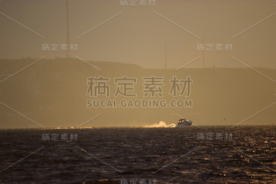 划船日出时