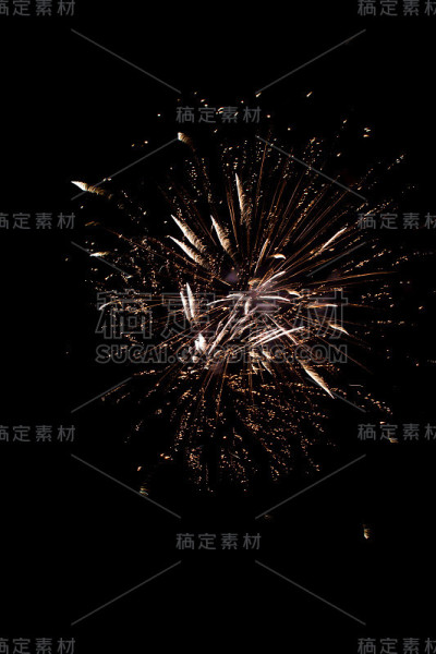 晚上五颜六色的烟花