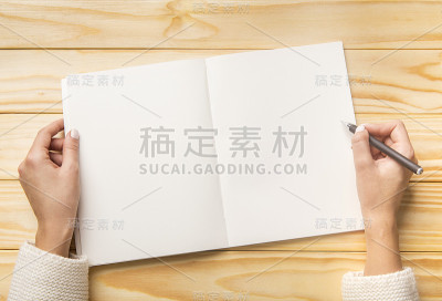 创意，想象力，灵感和人的概念，木桌