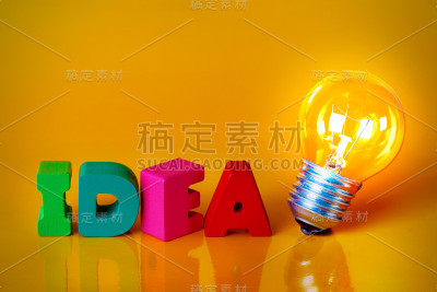 彩色木制字母的透明灯泡