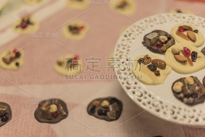 Mendiants de浓情巧克力。手工制作的巧克力。圣诞糖果。